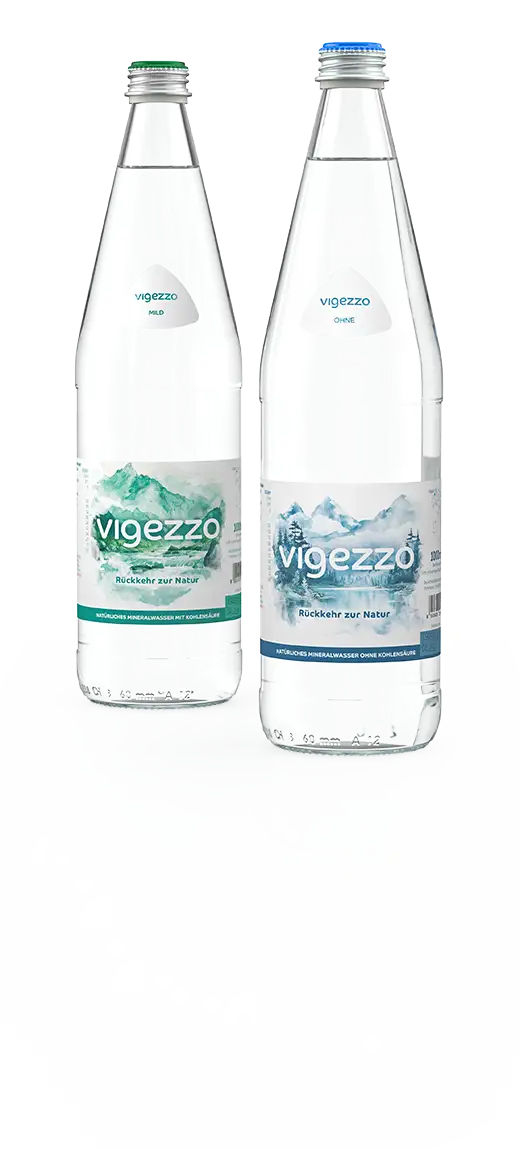 Vigezzo Ohne, grünes Etikett, und Mild, blaues Etikett, in einer transparenten 1l Mehrweg Glasflasche